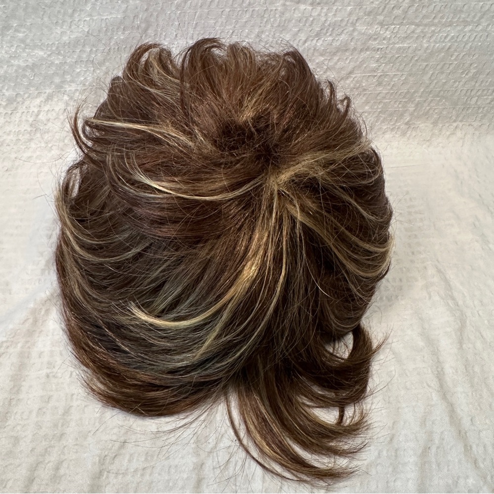 Stunning Layered Pixie/Bob Wig – Brown with Golden Blonde Highlights - Picture 2 of 4